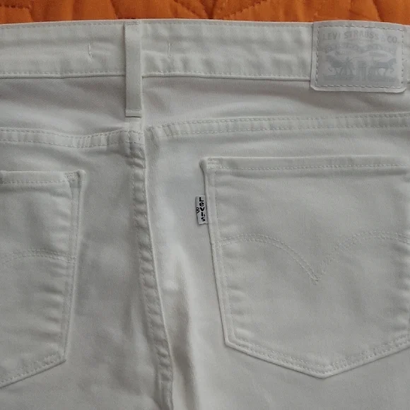 Levi's Women's White Jeans - Picture 5 of 9